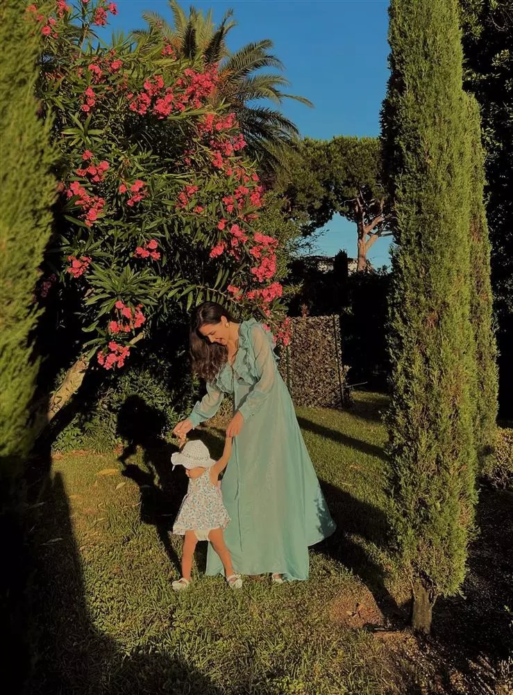 Con gái đầu của cặp đôi.