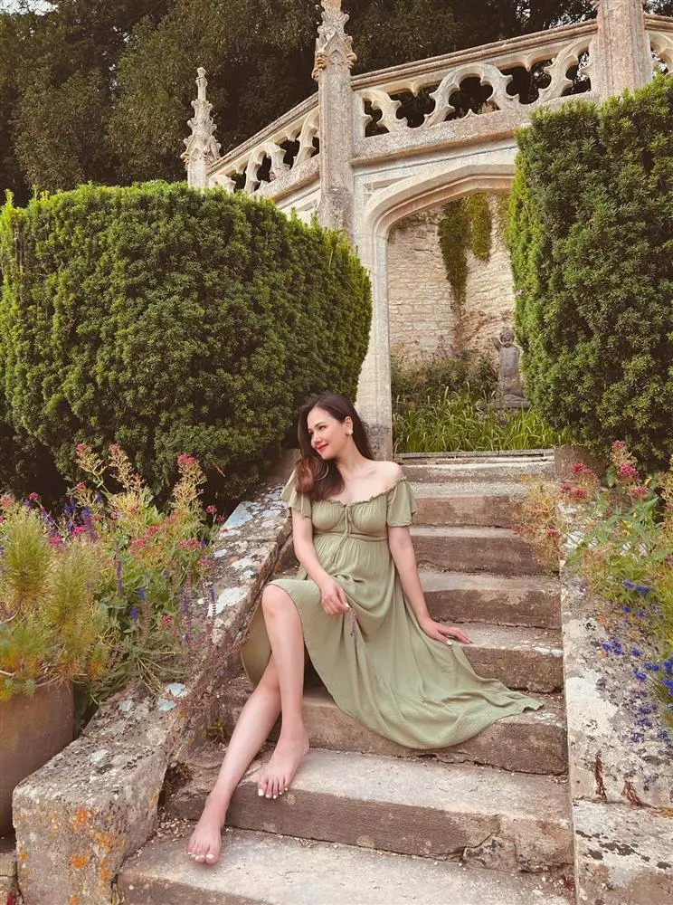 Thời gian qua, nữ diễn viên xả không ít ảnh trong chuyến du lịch. Mỗi lần lên sóng là cô lại khiến mọi người trầm trồ.