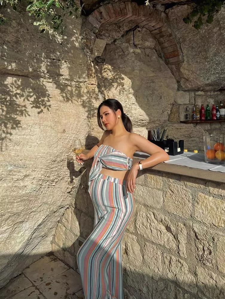 Cô tự tin diện đồ hở, khoe bụng bầu vượt mặt.