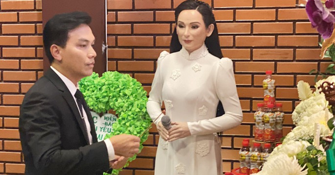 Mạnh Quỳnh về Việt Nam dự lễ giỗ đầu của Phi Nhung