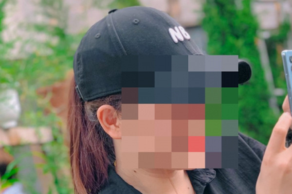 Một cô gái sau khi bị lừa hai lần, điện thoại của thường xuyên nhận được cuộc gọi mời làm việc. Ảnh: CAND