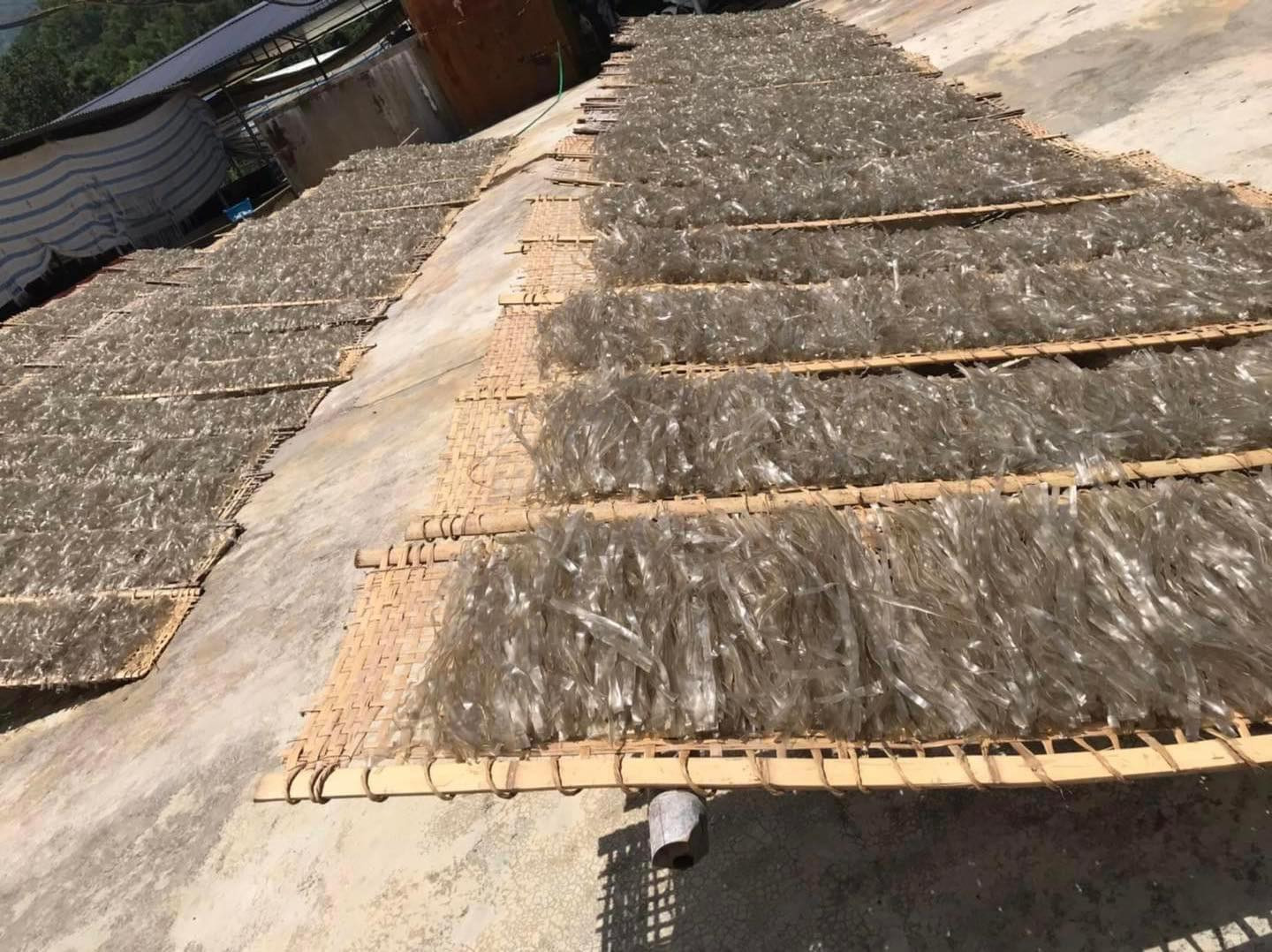 Khác các loại miến khác được thái sợi nhỏ, loại miến này thái sợi to dạng phở trông rất lạ mắt.