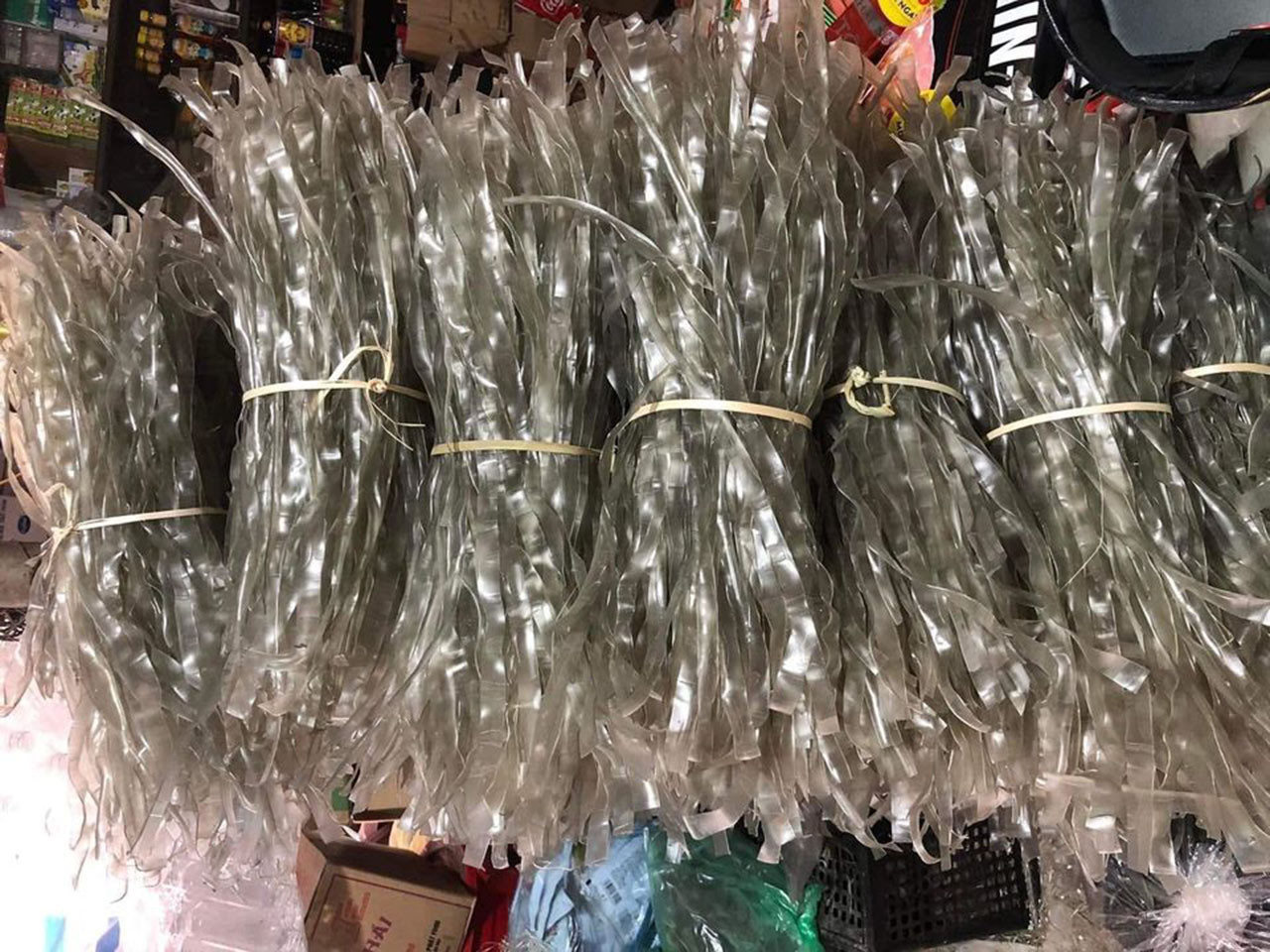 Miến dong sợi to được chế biến từ củ dong riềng tự trồng theo phương thức thủ công