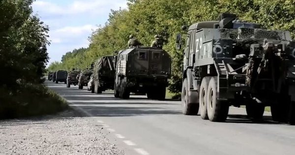 Đoàn xe quân sự của Nga tiến về chiến tuyến ở khu vực Kharkiv của Ukraine. Ảnh: Reuters