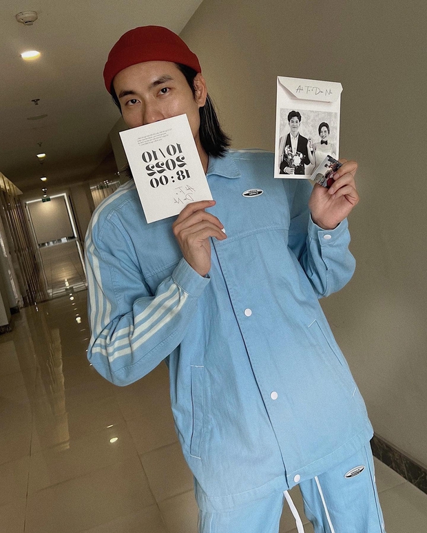 Kiều Minh Tuấn cũng đã khoe tấm thiệp cưới của Diệu Nhi và Anh Tú.