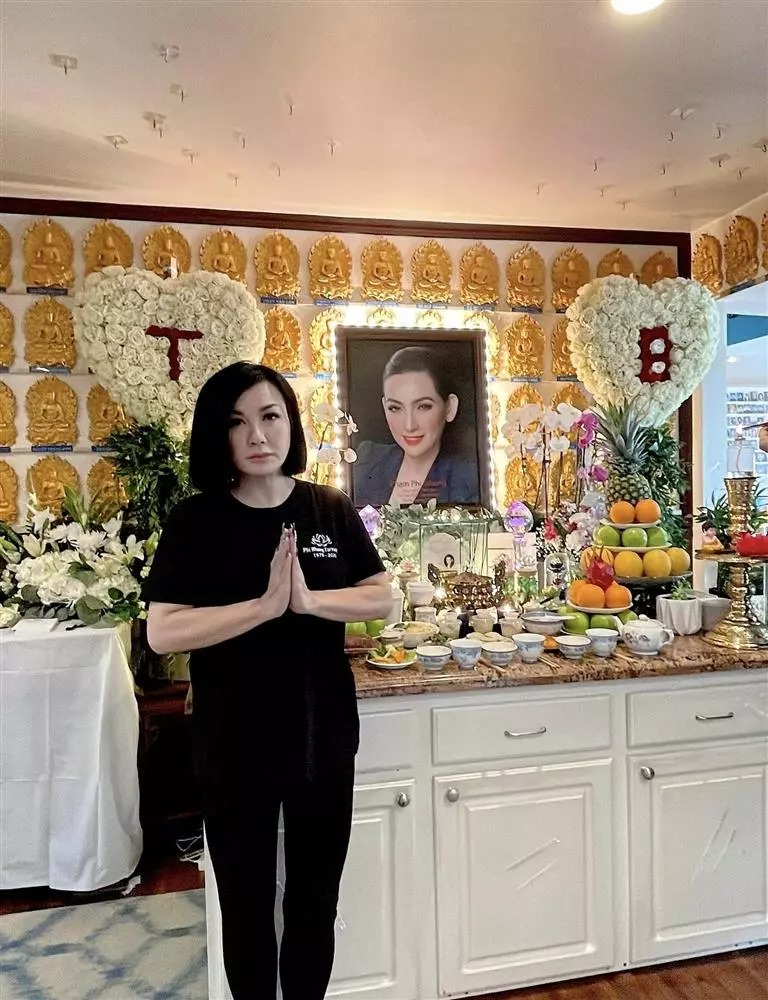 Trizzie Phương Trinh, vợ chồng Wendy và con cái, cùng người thân làm lễ giỗ đầu cho người quá cố.