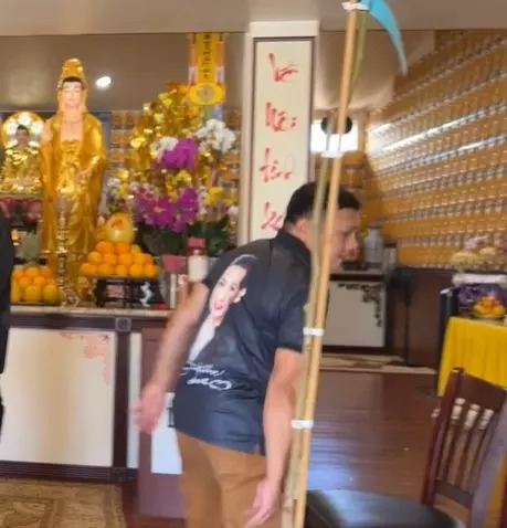 Cha đẻ Wendy xuất hiện trong lễ giỗ đầu của người cũ.