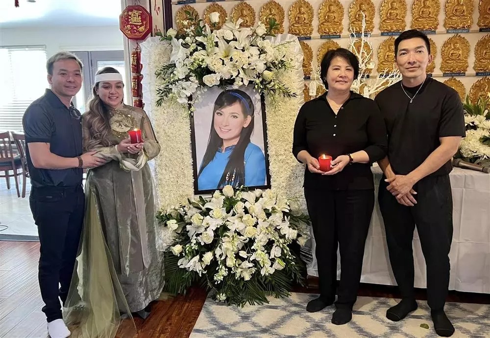 Một số hình ảnh Wendy trong lễ giỗ đầu của mẹ.