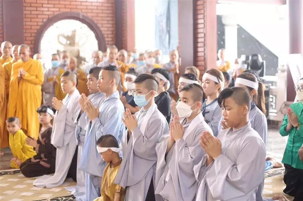 Lễ giỗ đầu cố ca sĩ Phi Nhung tại Việt Nam.