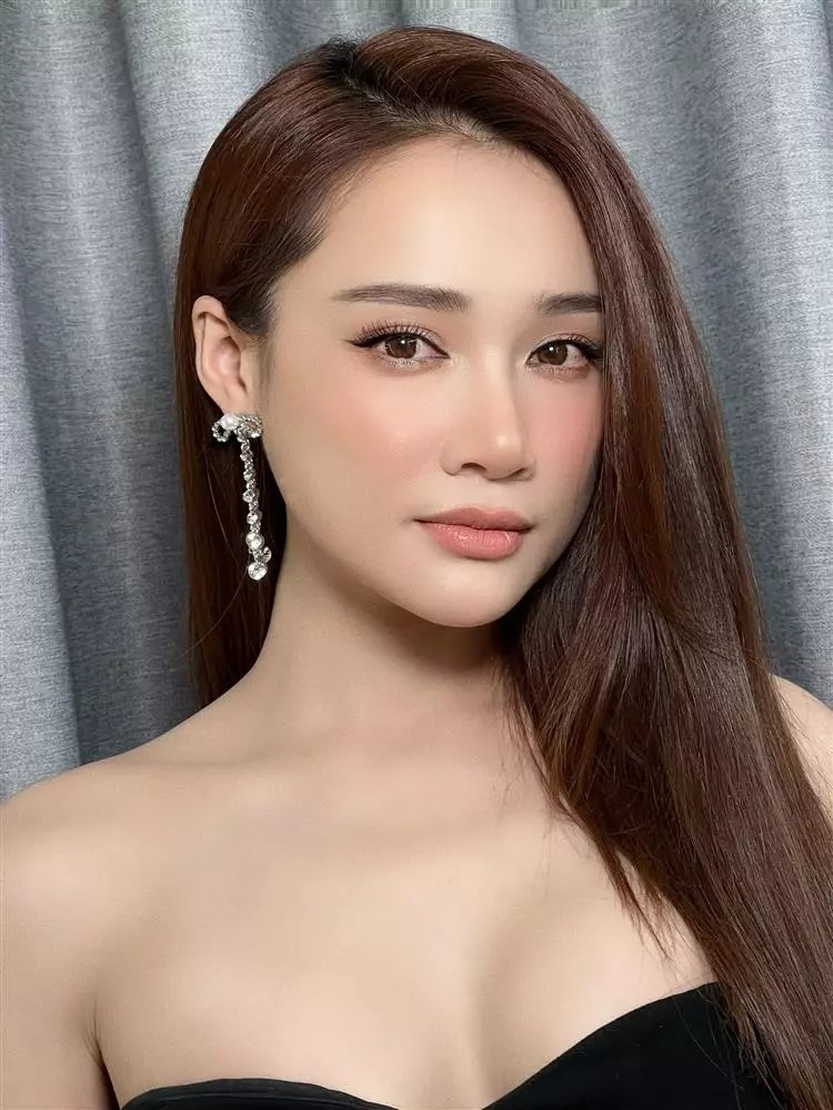 Ngoại hình bà xã Trường Giang ở tuổi 32.