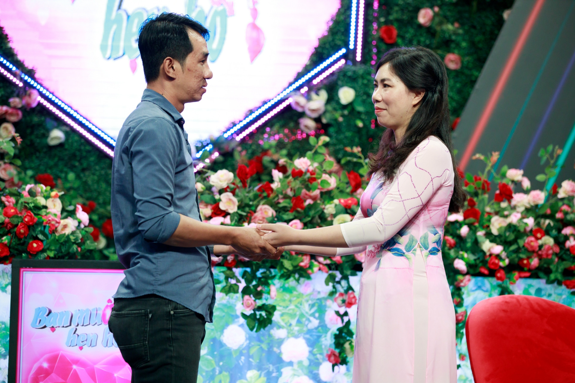 Anh Trường đề nghị cô gái nhắm mắt và nghe mình hát.