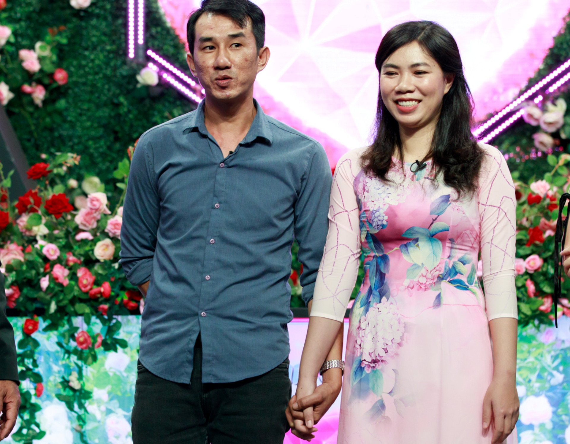 Cả hai nắm tay hạnh phúc, bắt đầu một chuyện tình từ mai mối.