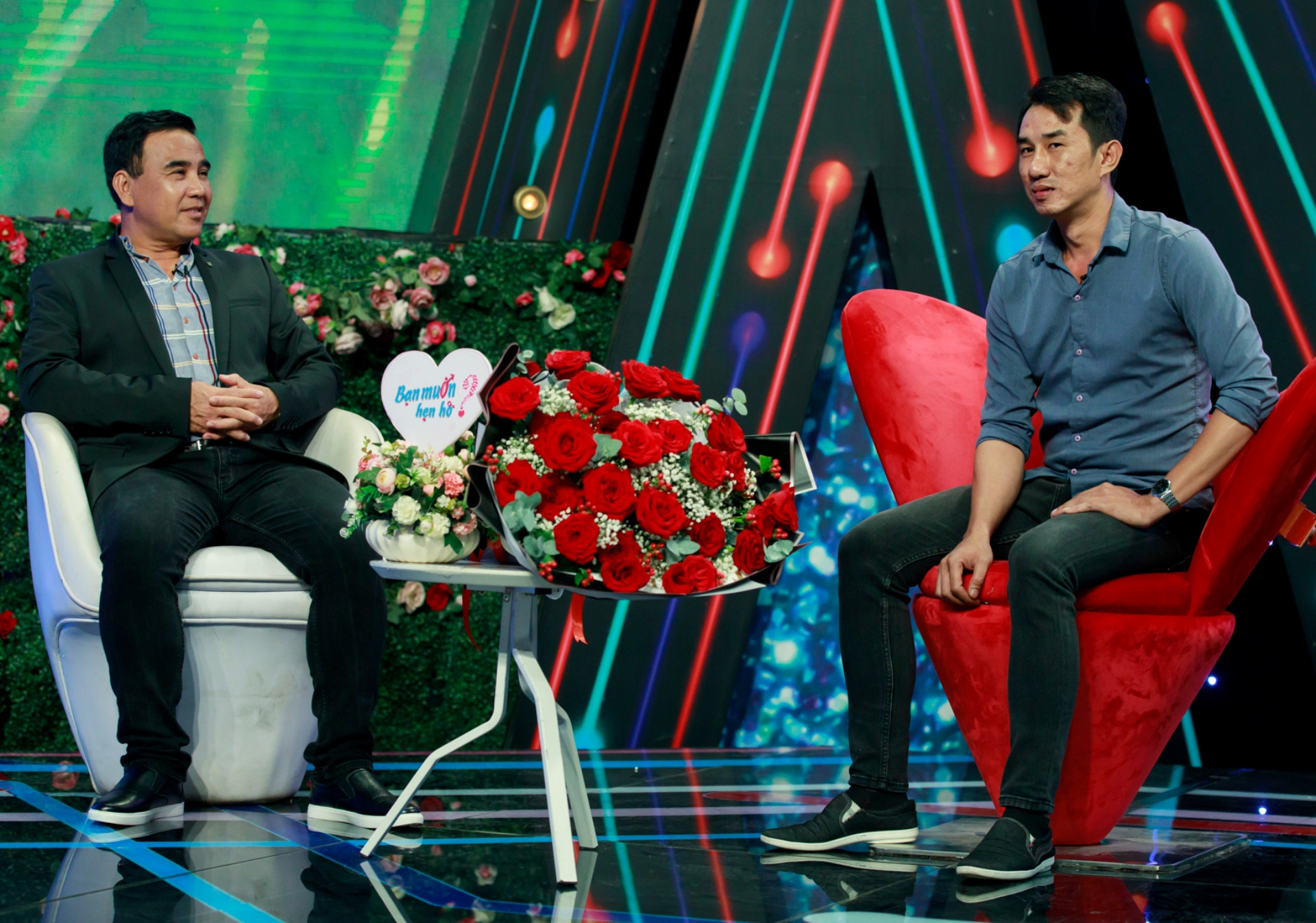 Nhật Trường mang bó hoa tự cắm đến tặng bạn gái được mai mối.