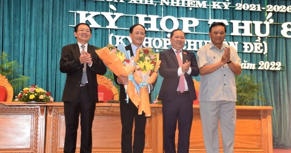 Lãnh đạo Tỉnh ủy, HĐND tỉnh Bình Định tặng hoa chúc mừng ông Phạm Anh Tuấn