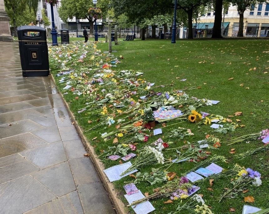 Hoa tưởng niệm tại Nhà thờ St Peter. Ảnh: SN