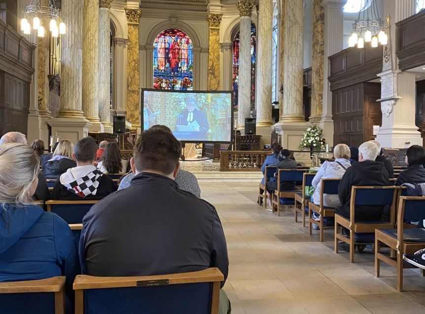 Người dân Anh dõi theo lễ tang Nữ hoàng Elizabeth ở Birmingham. Ảnh: SN