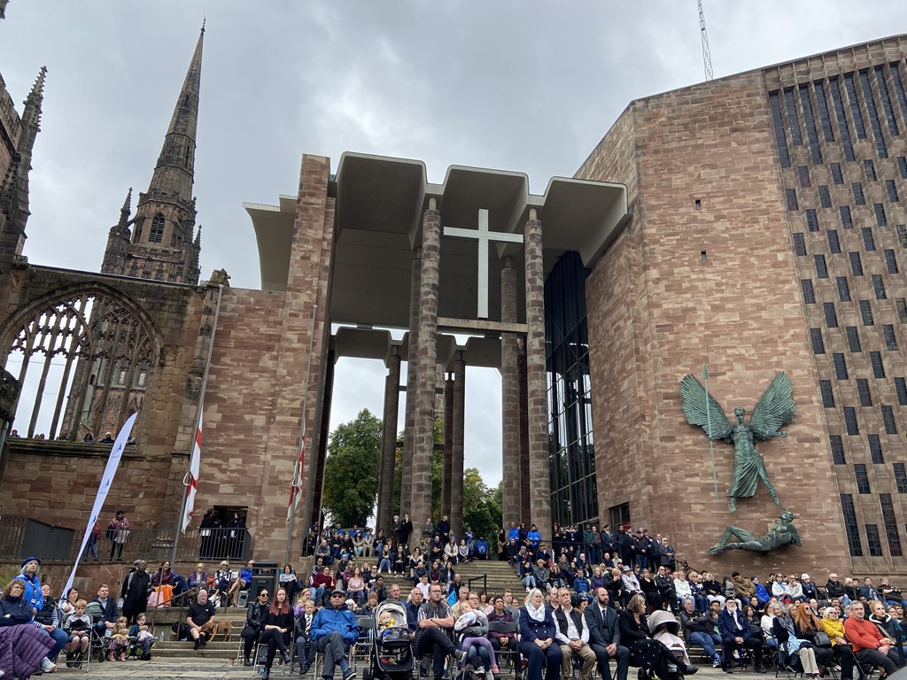 Người dân dõi theo lễ tang Nữ hoàng Elizabeth ở Nhà thờ Coventry. Ảnh: SN