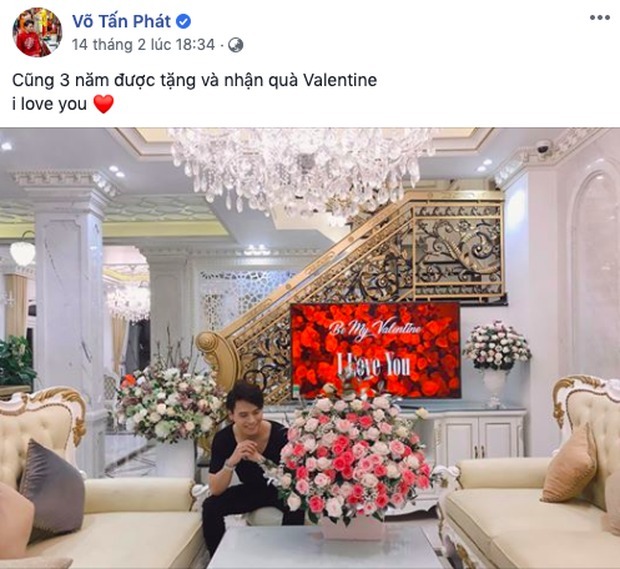 Tấn Phát hạnh phúc khoe quà được tặng nhân dịp Valentine