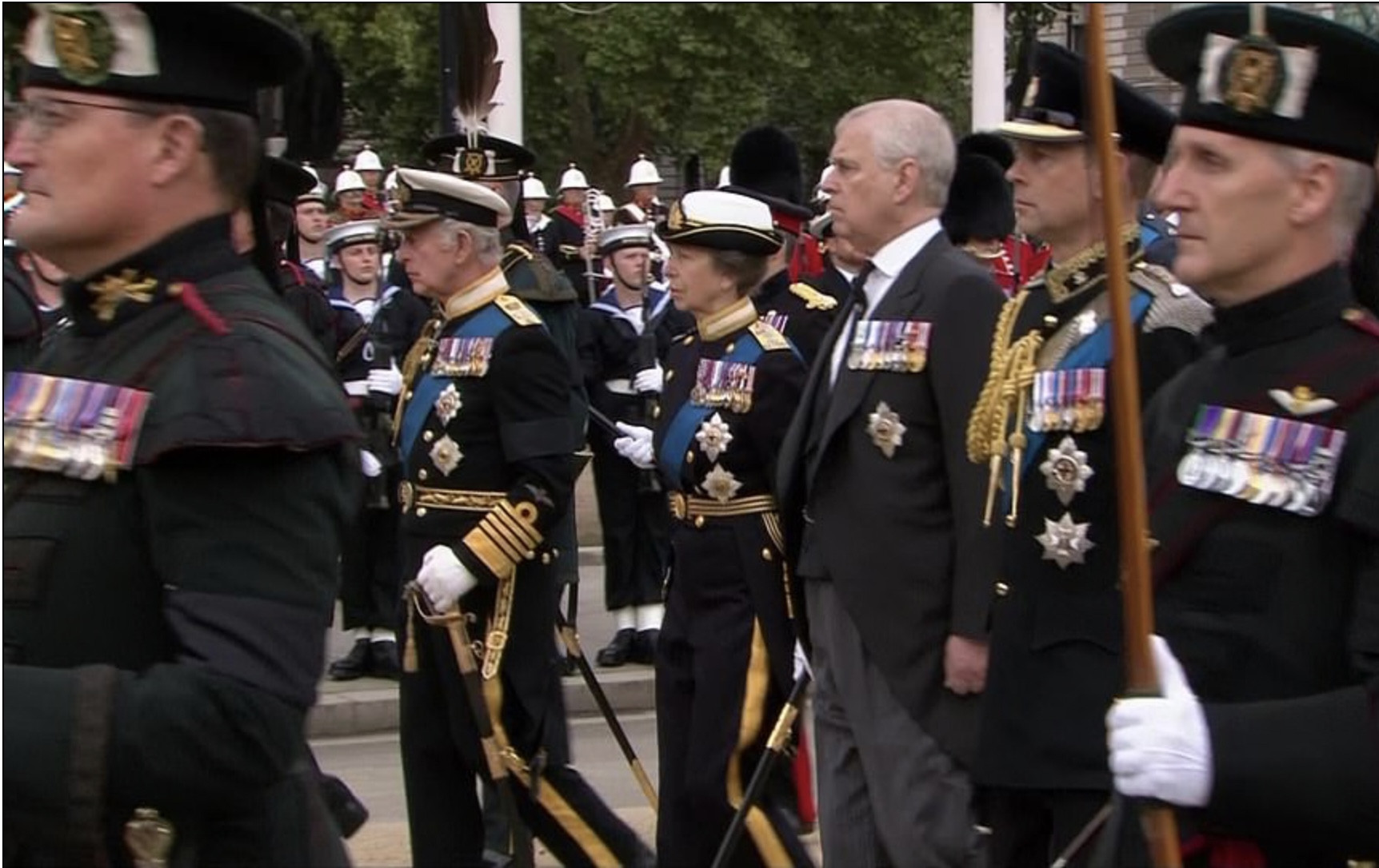 Vua Charles, Công chúa Anne và Hoàng tử Andrew, Edward bước sau linh cữu.