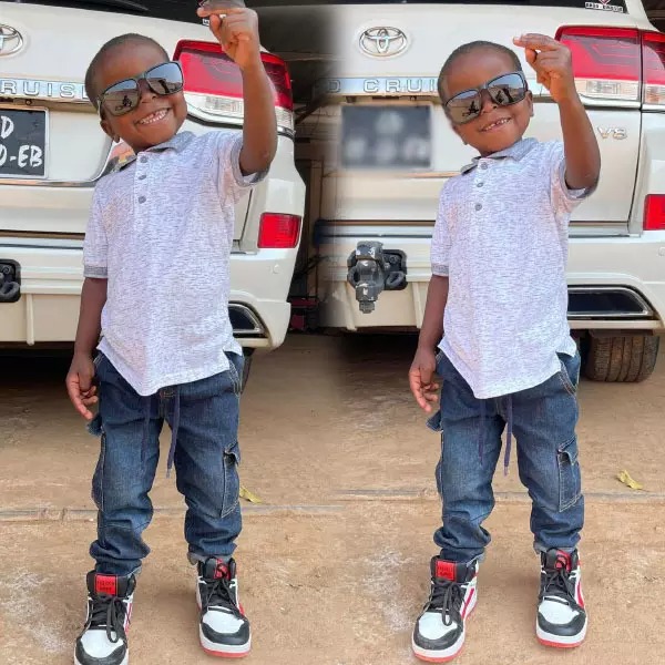 Mới nhất, Lôi Con khiến dân tình cười thả ga khi cùng chú Linh làm mẫu. Chỉ vài giây ngắn ngủi nhưng loạt biểu cảm 