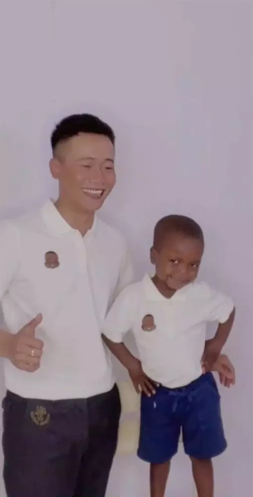 Ảnh chất hơn nước cất thế này chắc chắn chú Linh sẽ phải chiêu đãi cho Lôi Con một bữa ra trò nhé chú Linh ơi.