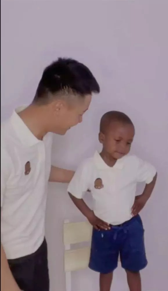 Trong một diễn biến khác, gương mặt thay đổi 180 độ của cậu nhóc sau khi thợ chụp hô 