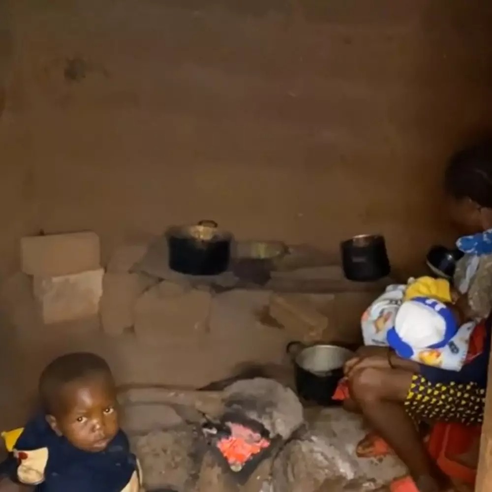 Trước khi gặp Quang Linh, Lôi Con và bố mẹ sống trong căn nhà nhỏ lụp xụp xây lên từ đất. Vật dụng trong nhà không có gì đáng giá.