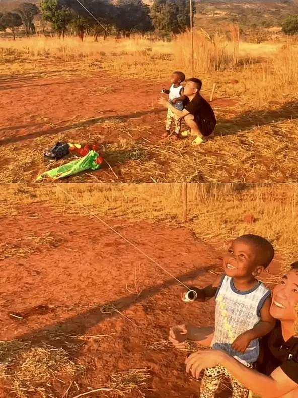 Trong một chia sẻ trước đó, Quang Linh tiết lộ đang hoàn tất một số thủ tục để đưa cậu bé về Việt Nam chơi.