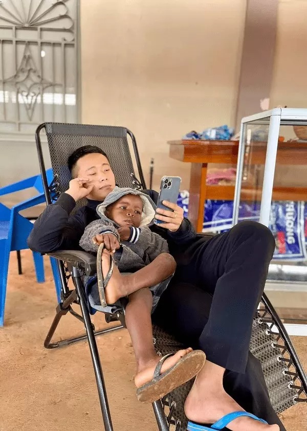 Sinh sống và hoạt động thiện nguyện tại châu Phi, Quang Linh Vlog là cái tên nhận về rất nhiều quan tâm. Ngoài các thành viên trong team của nam Youtuber thì tần suất xuất hiện một cậu nhóc tên Mativado hay được biết đến với biệt danh Lôi Con cũng gây chú ý không kém.