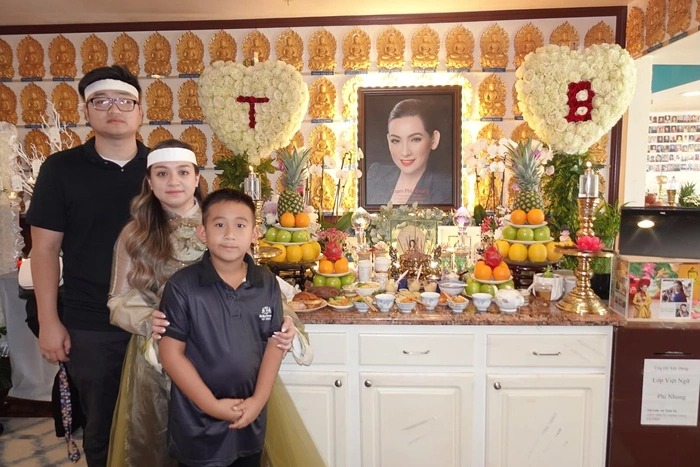 Hình ảnh con gái Phi Nhung bên chồng và con trai