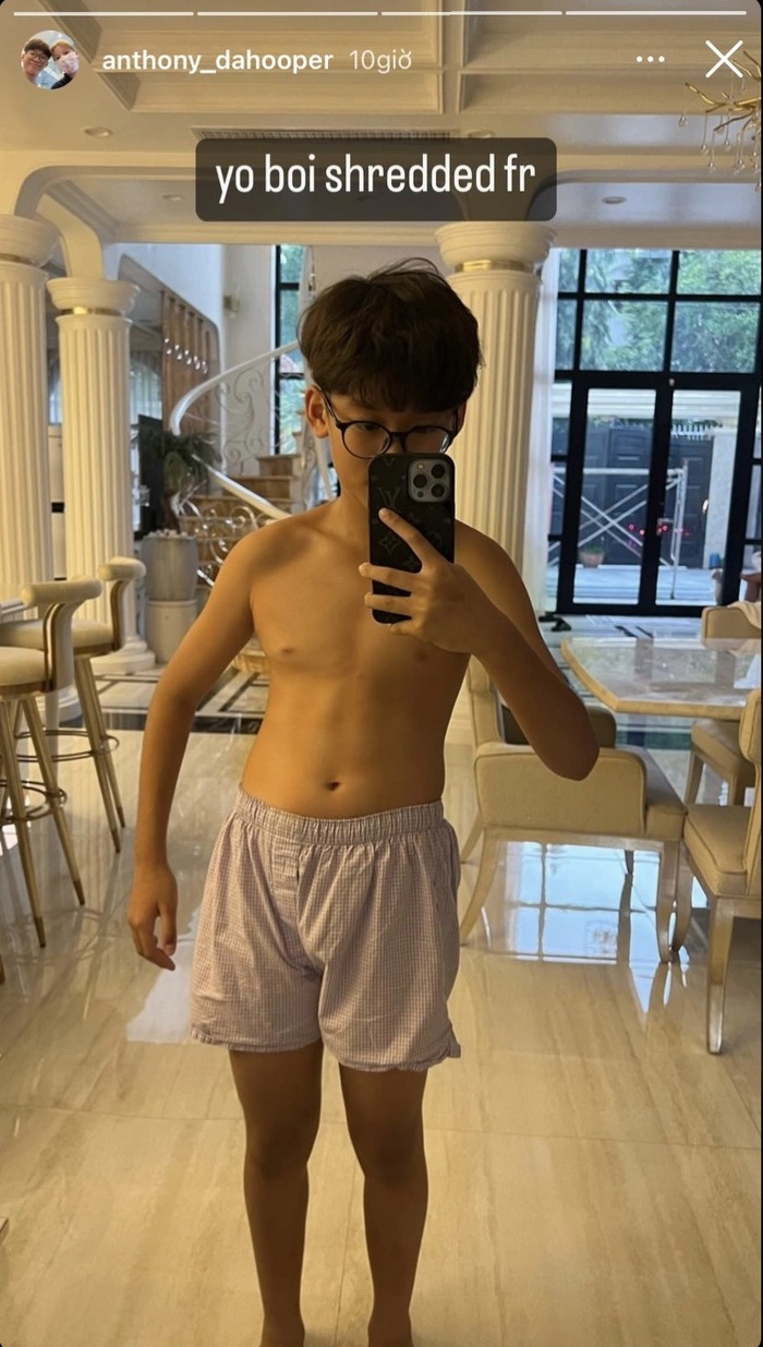 Bo - con trai Lệ Quyên 11 tuổi đã có vóc dáng khỏe khoắn, cơ bụng lấp ló.