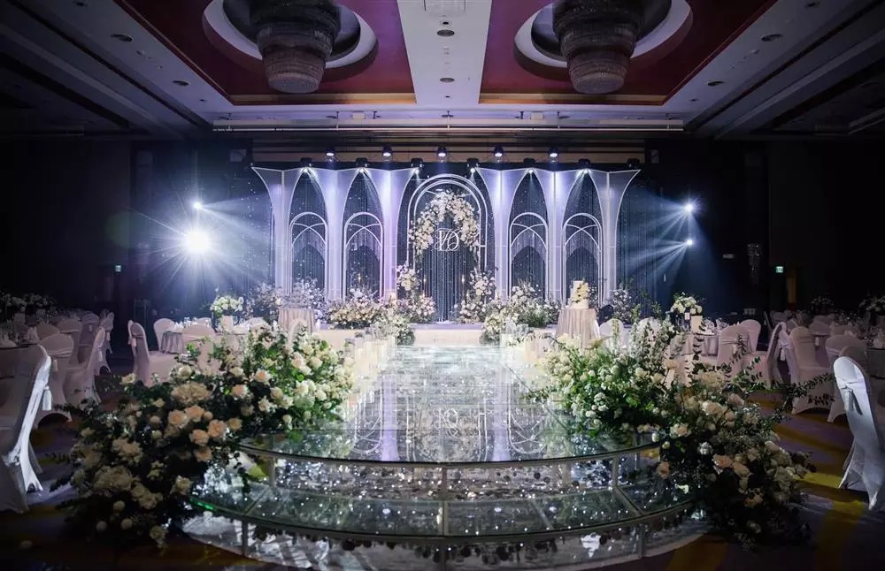 Đám cưới quá xa hoa và lộng lẫy.