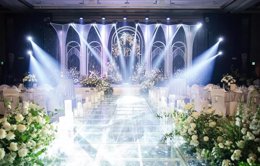 Hoa hồng phủ kín tiệc cưới.