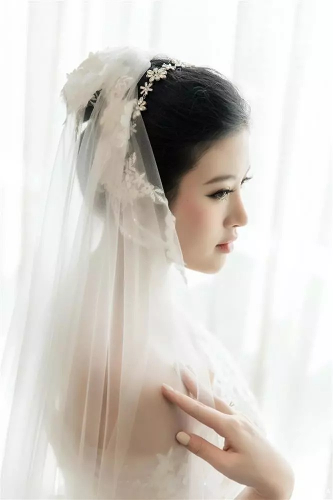 Ngọc Diễm xinh đẹp như nàng công chúa trong ngày lấy chồng.