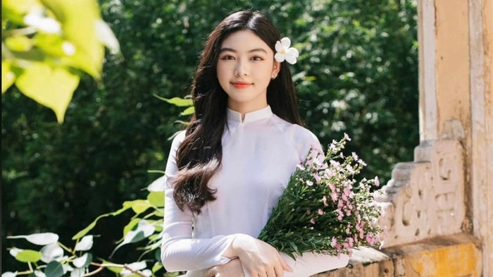 Sở hữu gương mặt xinh đẹp, vóc dáng cân đối Lọ Lem nhà MC Quyền Linh được dân tình đặt niềm tin sẽ Hoa hậu tương lai.