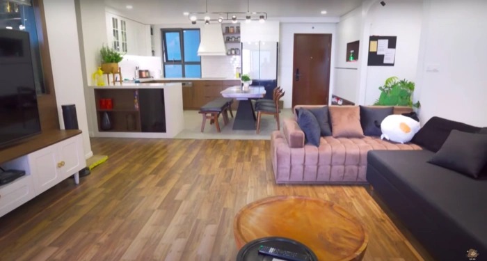 Phòng khách sang trọng với sàn gỗ, nội thất tông màu tối: đen - nâu.