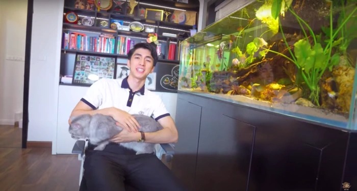 Phòng làm việc có bể cá và tủ sách theo đúng sở thích của Bình An.