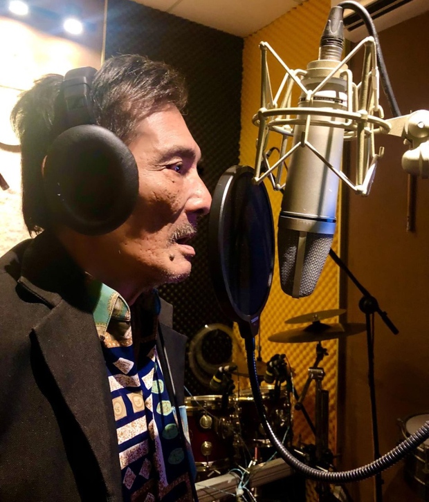 Thương Tín được đưa đi thu âm bài hát để có thêm show