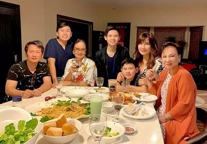 Gia đình đôi bên bên hẹn hò ăn uống.