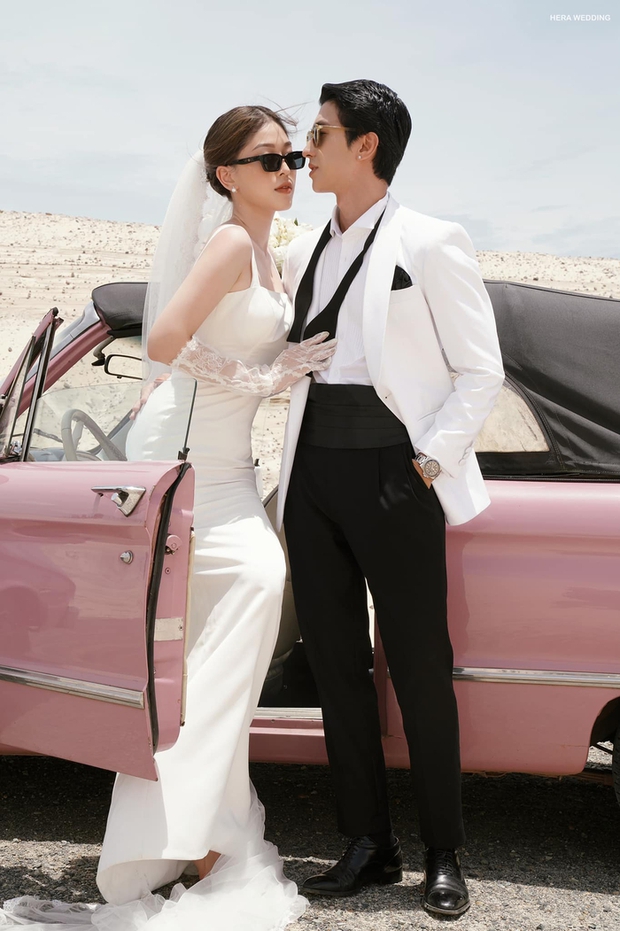 Cặp đôi dành cho nhau những cử chỉ ngọt ngào.