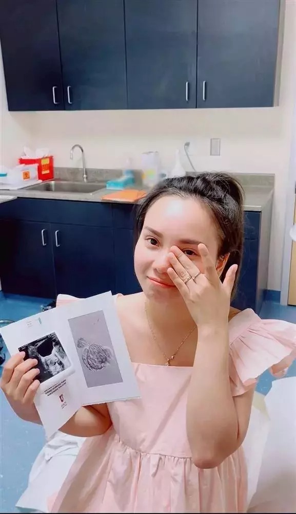 Con của cặp đồng tính nữ là bé gái.