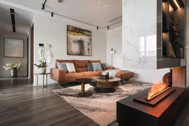 Căn nhà có tông trắng xám và nâu gỗ tạo cảm giác vừa ấm cúng vừa sang trọng.