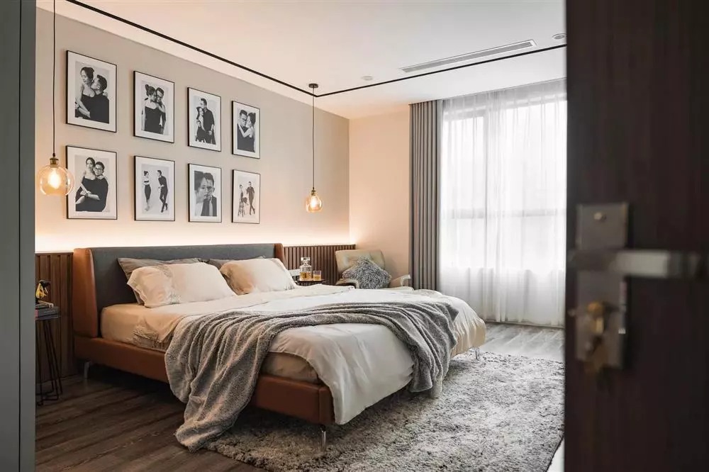 Phòng ngủ của vợ chồng Đức Bảo rộng rãi, thiết kế hiện đại.