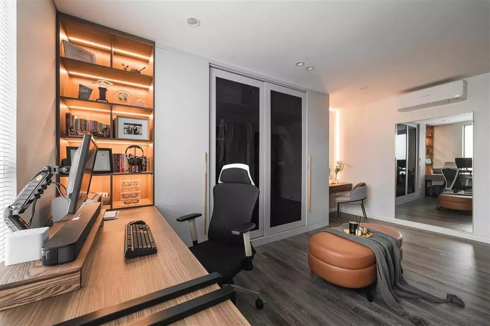 Phòng làm việc thoáng mát, bày trí ngăn nắp.