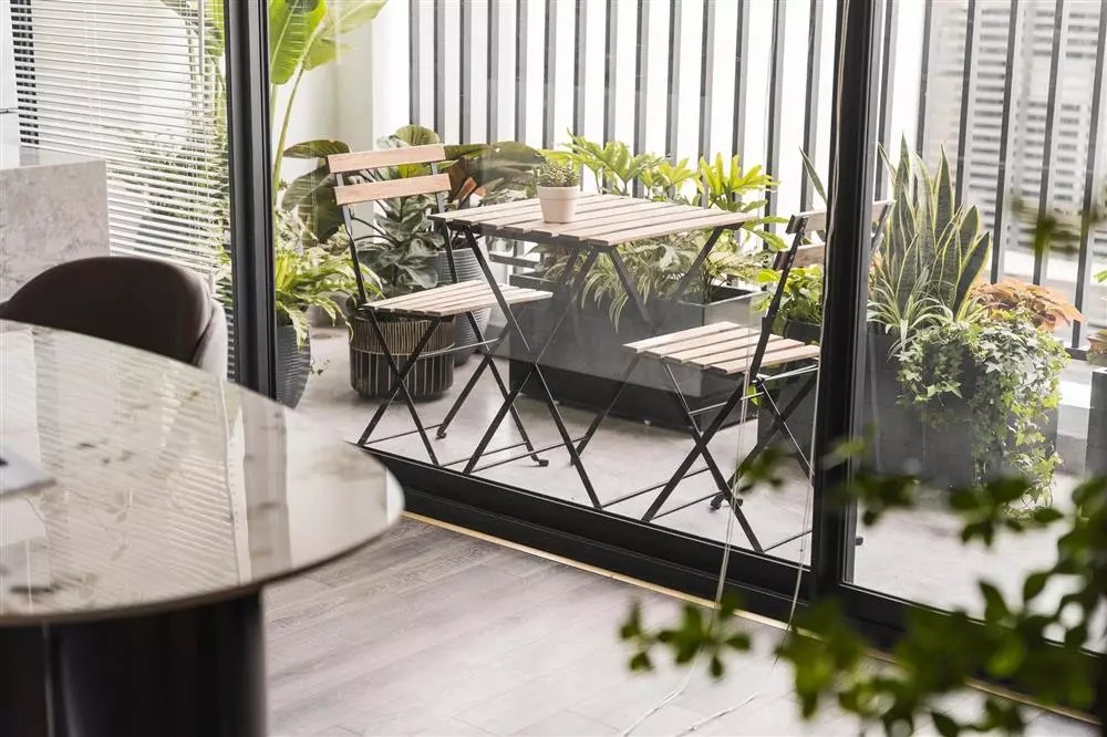 Ban công rộng rãi, được trồng rất nhiều cây xanh.