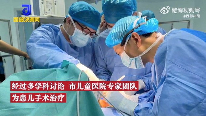 Một tháng sau ca phẫu thuật, hiện sức khoẻ của cậu bé tiến triển tốt. Ảnh: SCMP