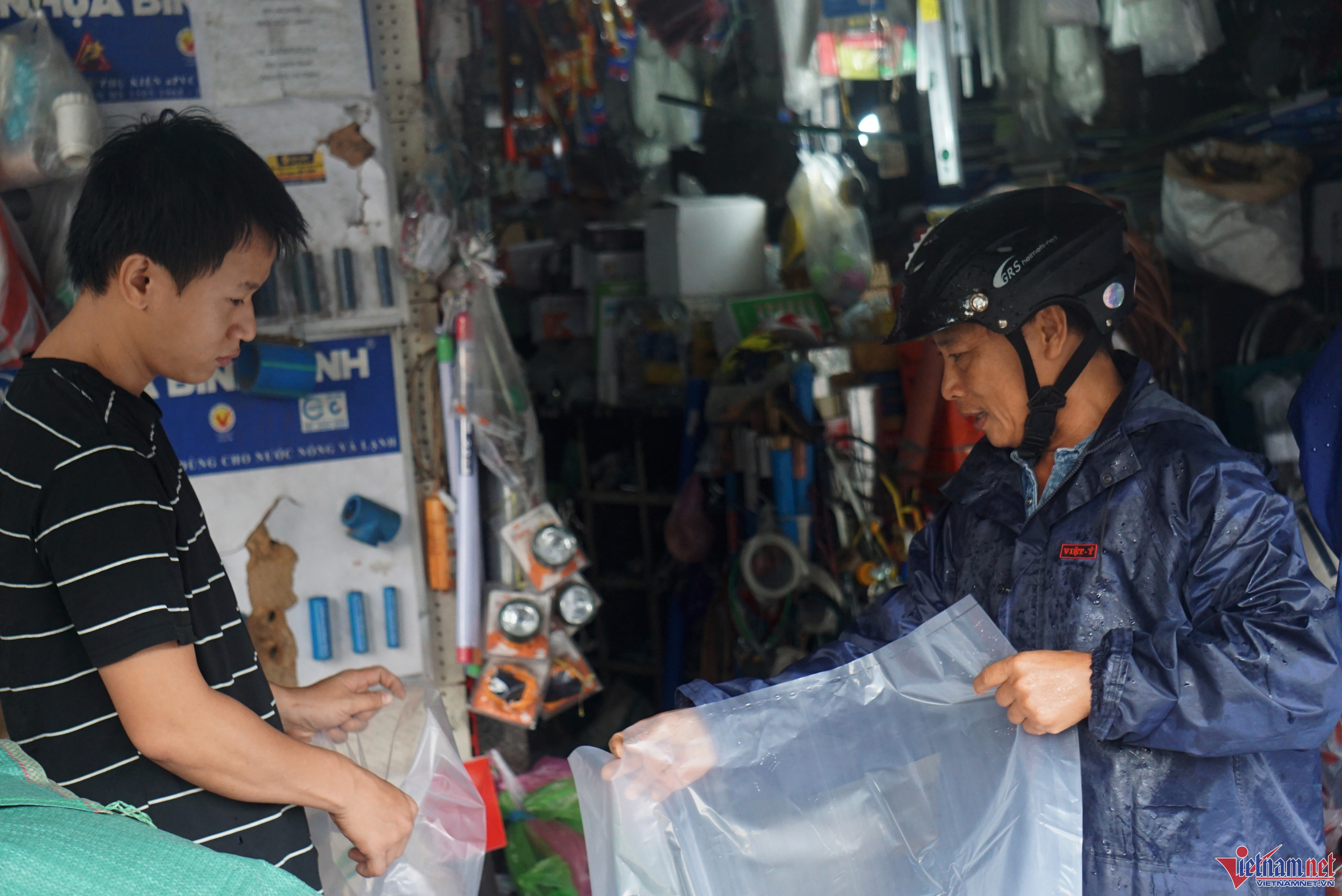  Các hộ kinh doanh dịch vụ khu vực biển quận Sơn Trà và Ngũ Hành Sơn đang cấp tốc dọn dẹp hàng quán, ứng phó với bão Noru