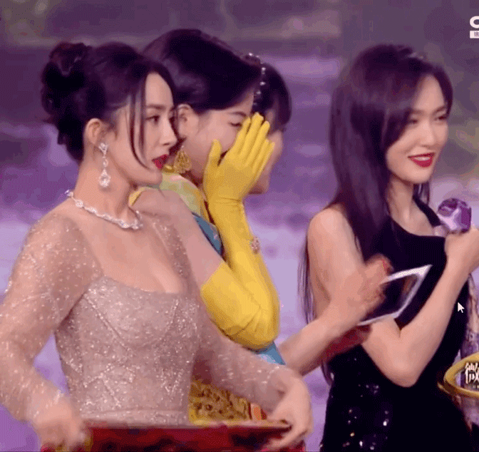 Trong lúc dàn mỹ nhân mải trò chuyện trên sân khấu, Đường Yên quay ra lén nhìn Dương Mình rồi vội vã quay đi