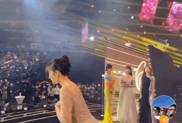 Khi Dương Mịch biểu diễn màn catwalk ngẫu hứng, Đường Yên là người duy nhất ngắm nhìn cô bạn thân và vỗ tay cổ vũ