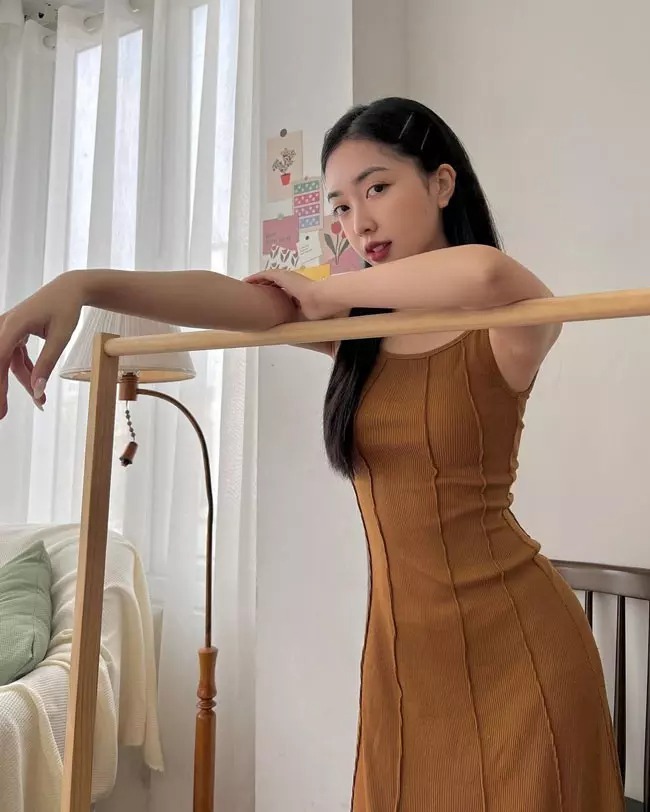 Gái xinh thường chọn những trang phục bó sát hoặc váy 2 dây để khoe triệt để đường cong cơ thể.